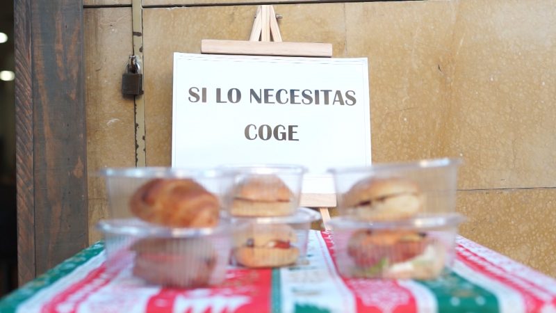 Una cafetería caravaqueña ofrece el excedente de comida a los que más lo necesitan