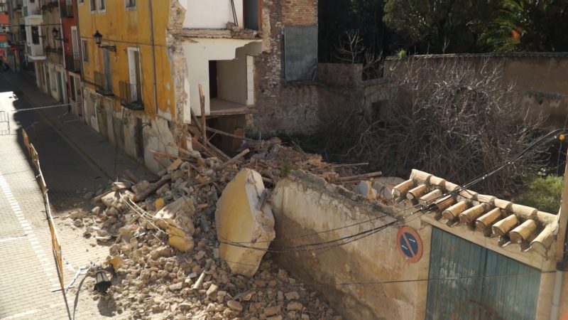 Se derrumba parte de un edificio en la calle Canalica