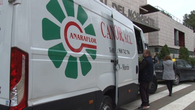 Canaraflor regala cerca de 350 paquetes de flores a los sanitarios del Hospital Comarcal del Noroeste