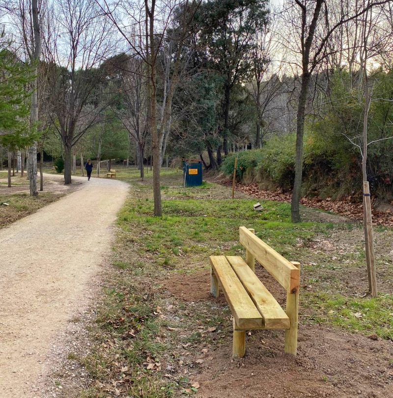 El Ayuntamiento suprime zonas de merenderos en las Fuentes del Marqués, al tiempo repone bancos rotos y coloca nuevos para el descanso en el paseo
