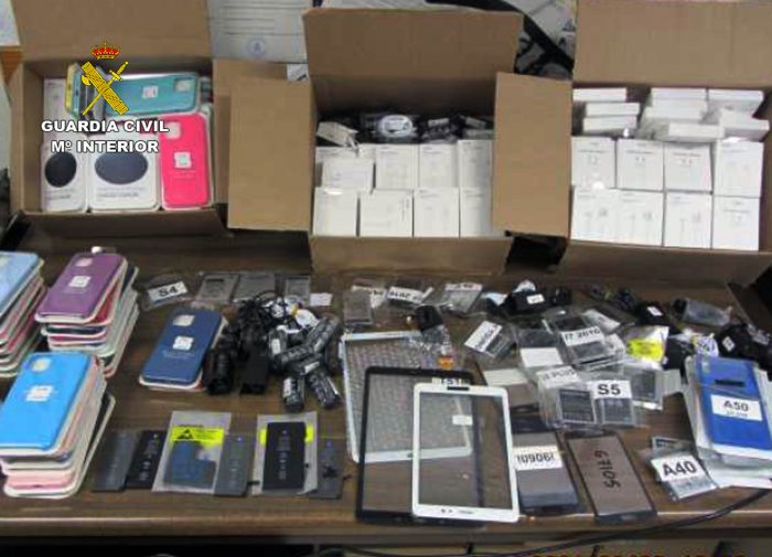 La Guardia Civil se incauta de más de 300 accesorios para móviles falsificados