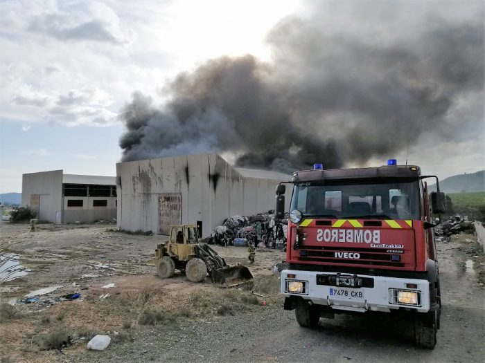 Continúan los trabajos de extinción en un almacén de residuos textiles en Cehegín