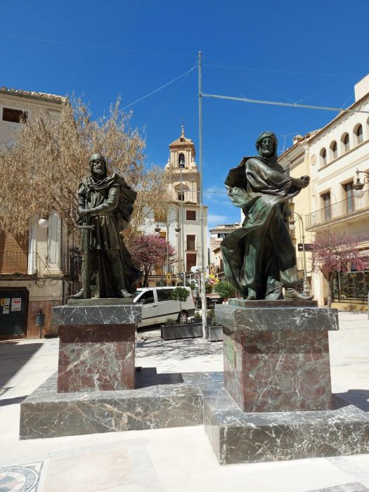El monumento al Moro y al Cristiano regresa restaurado a la Plaza del Arco