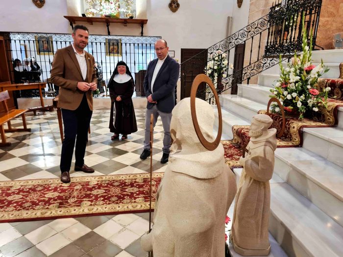 La fachada del convento de las Claras de Caravaca recupera las esculturas de San Francisco y Santa Clara de Asís