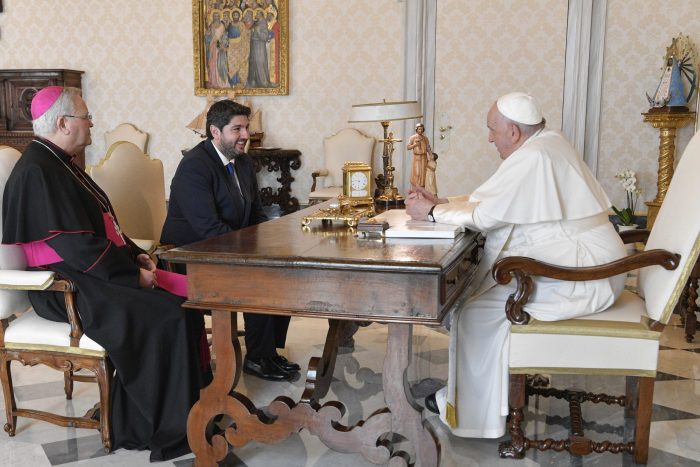López Miras invita al Papa Francisco al Año Jubilar de Caravaca