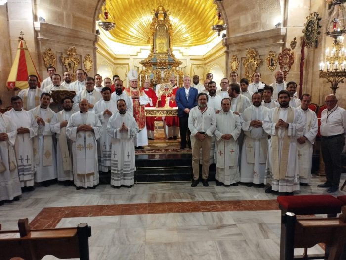 El Obispo de Córdoba y 40 sacerdotes peregrinan a la Vera Cruz